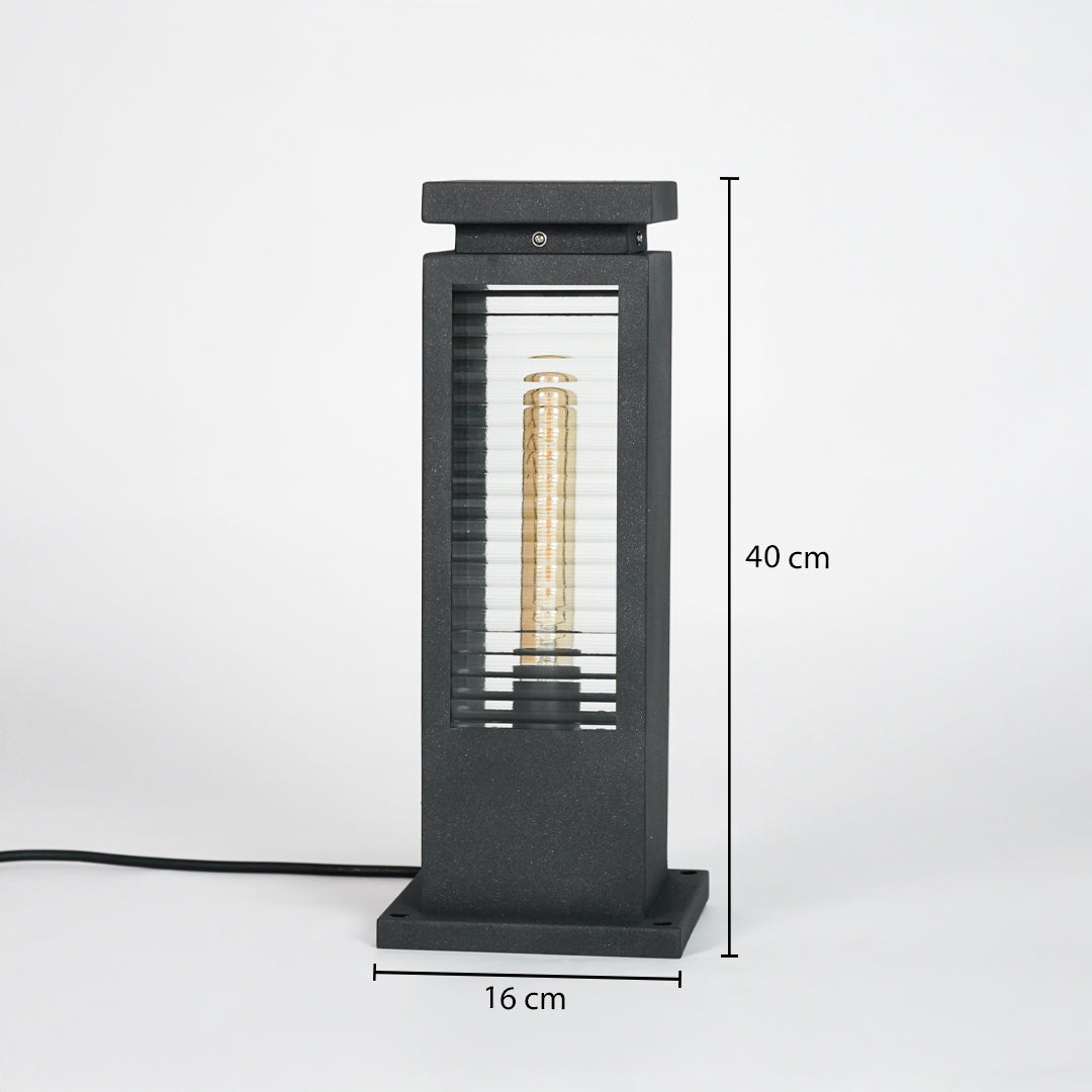 Black metal outdoor bollard light measuring 40 cm height and 16 cm width for modern garden lighting decor.