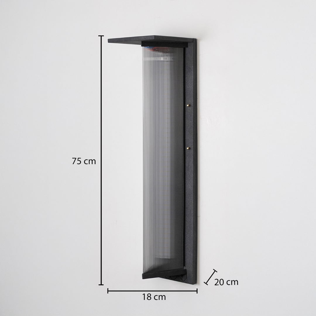 Modern outdoor wall light in black metal with ribbed diffuser mounted on wall showing 75 cm height and 18 cm width.