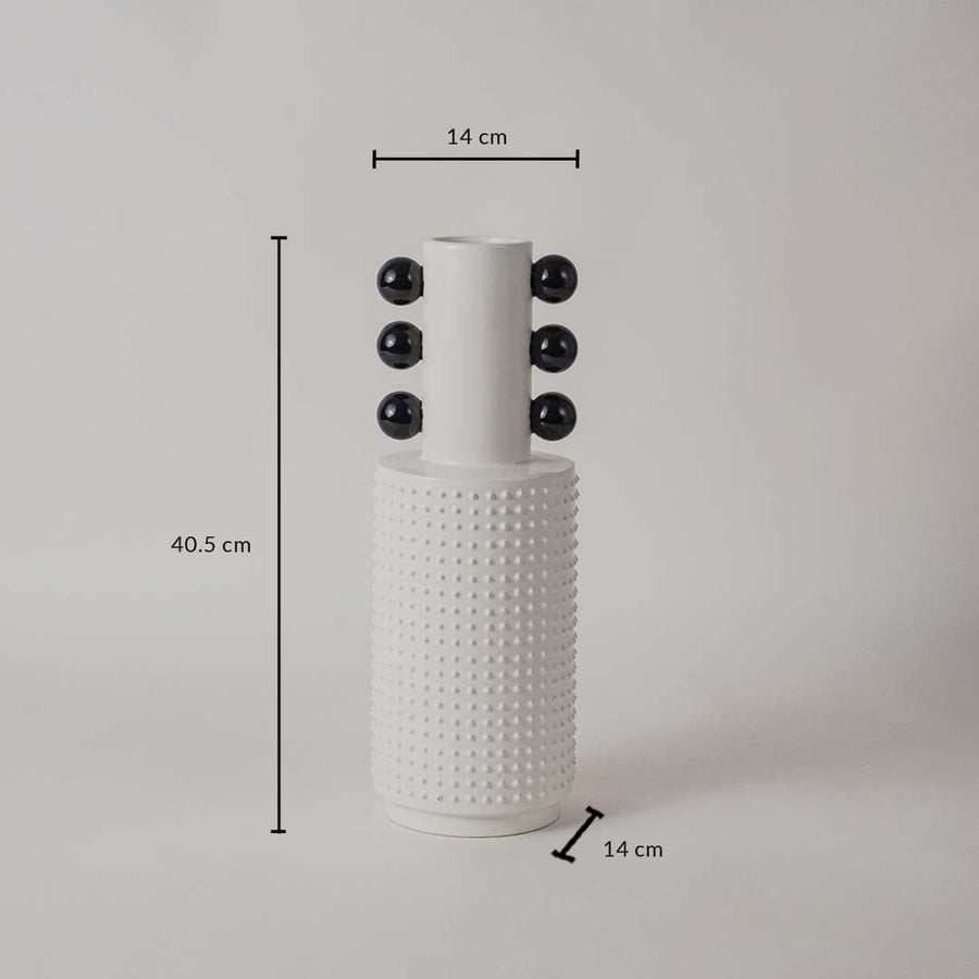 White and black ceramic vase measuring 37.5 cm in height and 22 cm in diameter displayed with detailed dimensions.