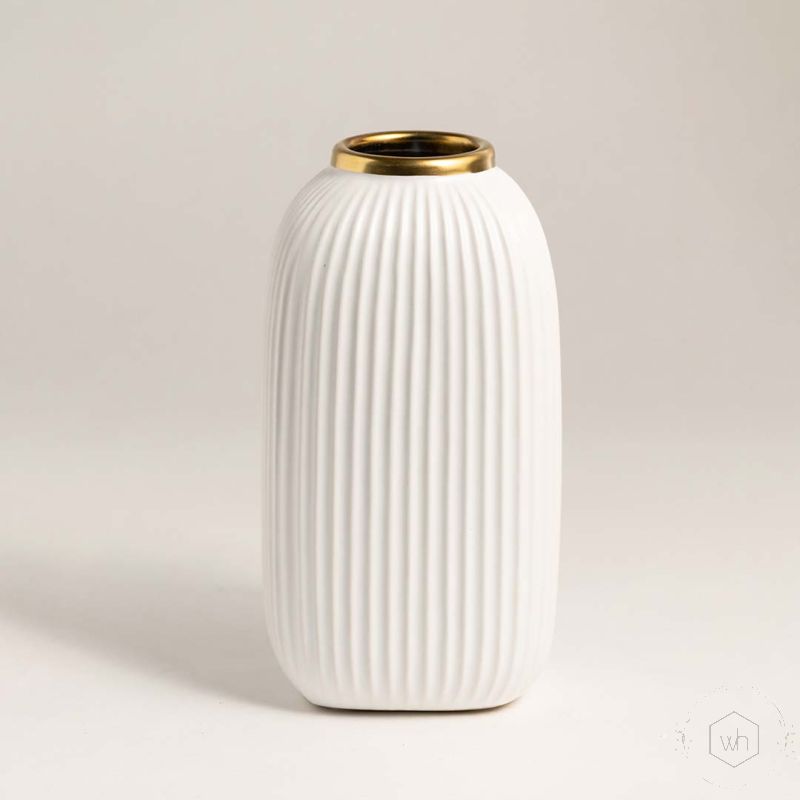 Dune Vase - White Closeup