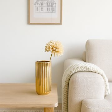 angus vase medium main lifestyle