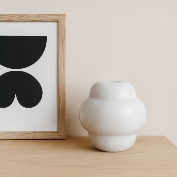 unique squeez spheres marble vase main main lifestyle